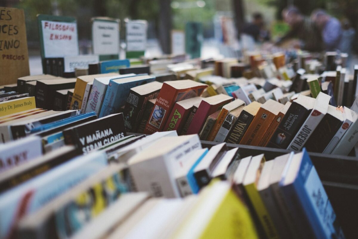 Livres alignés sur un stand en extérieur