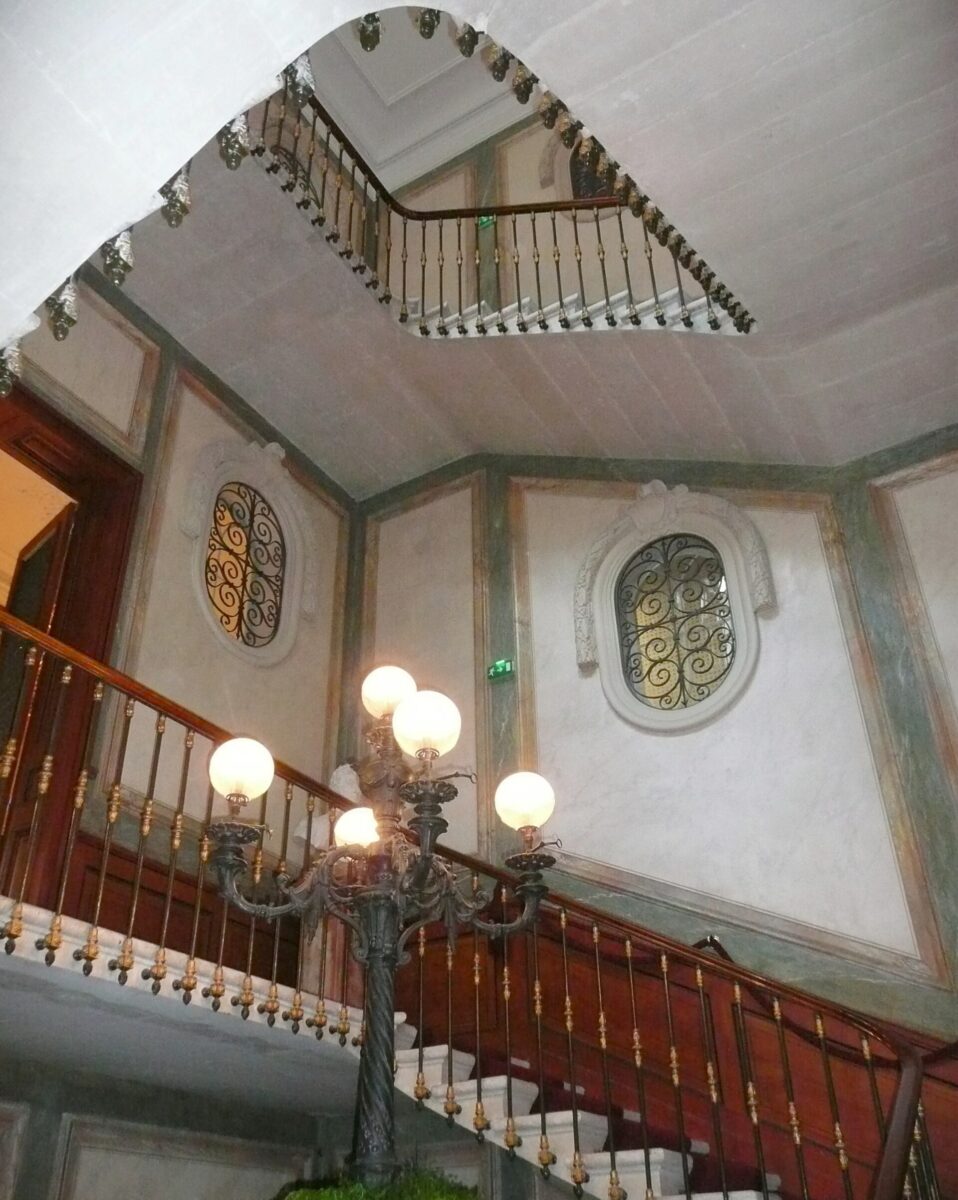 Cage d’escalier d’un hôtel particulier, rampe et lustre