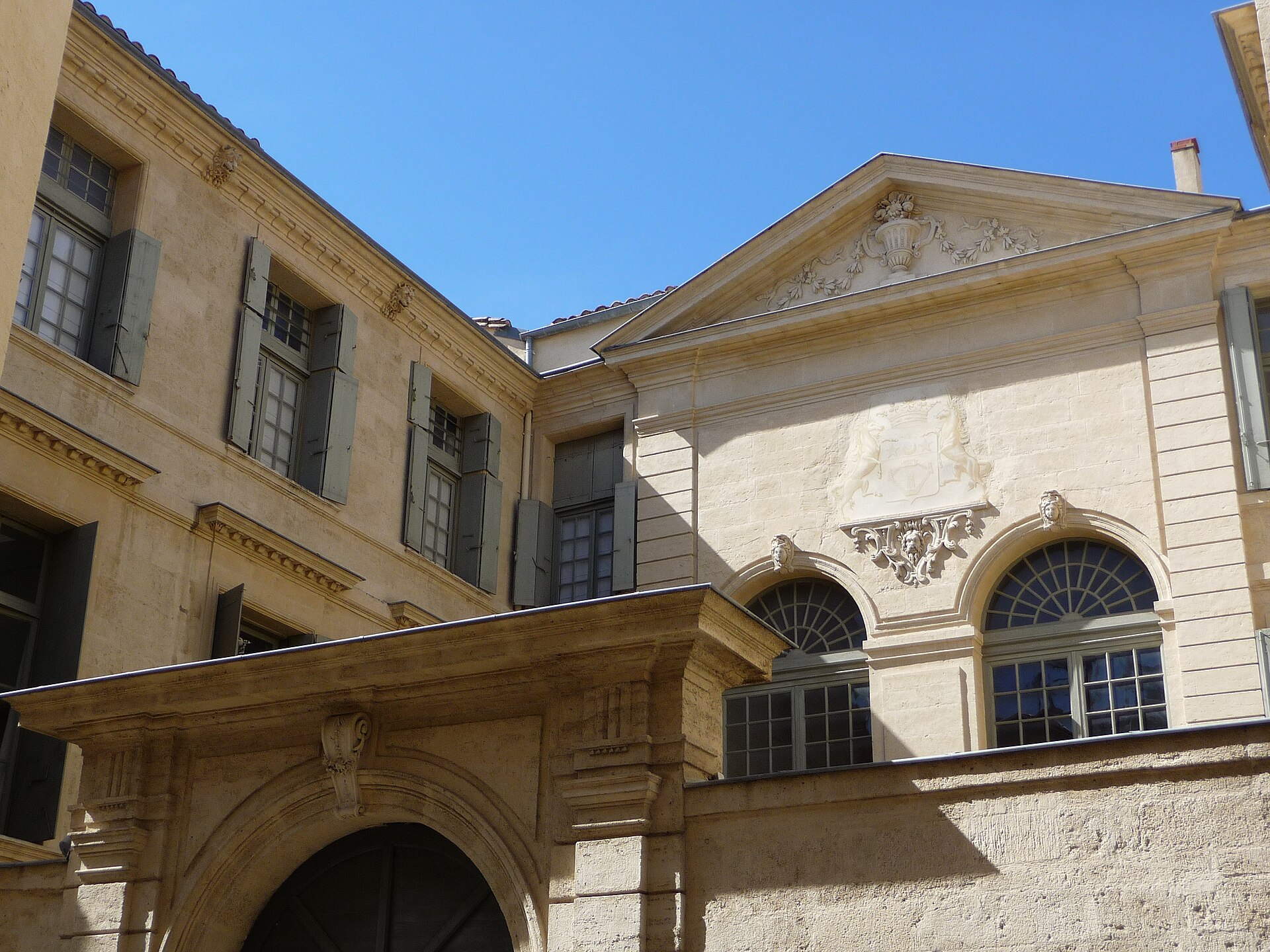 Cour de l’hôtel de Lunas, fronton et fenêtres en plein cintre