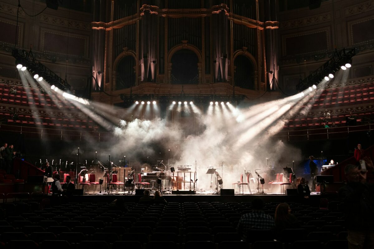 Scène de concert vide, projecteurs et orgue