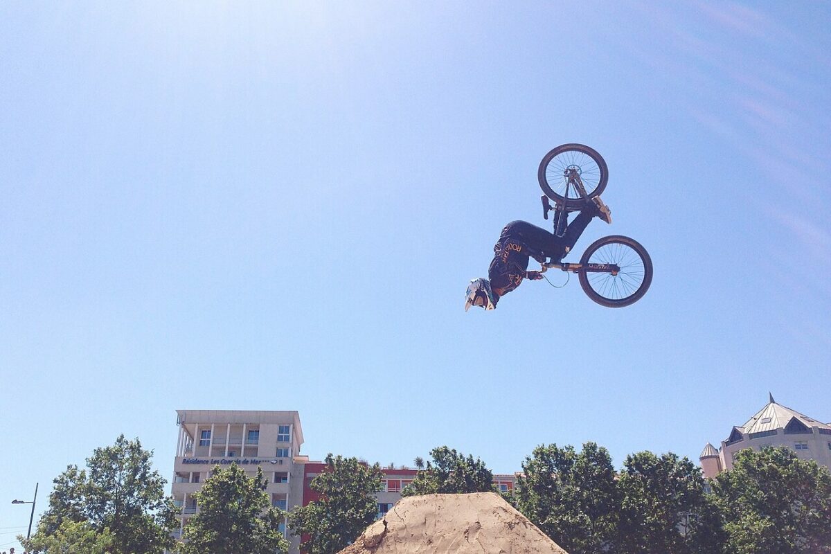 Rider BMX en invert dans le ciel au FISE Montpellier