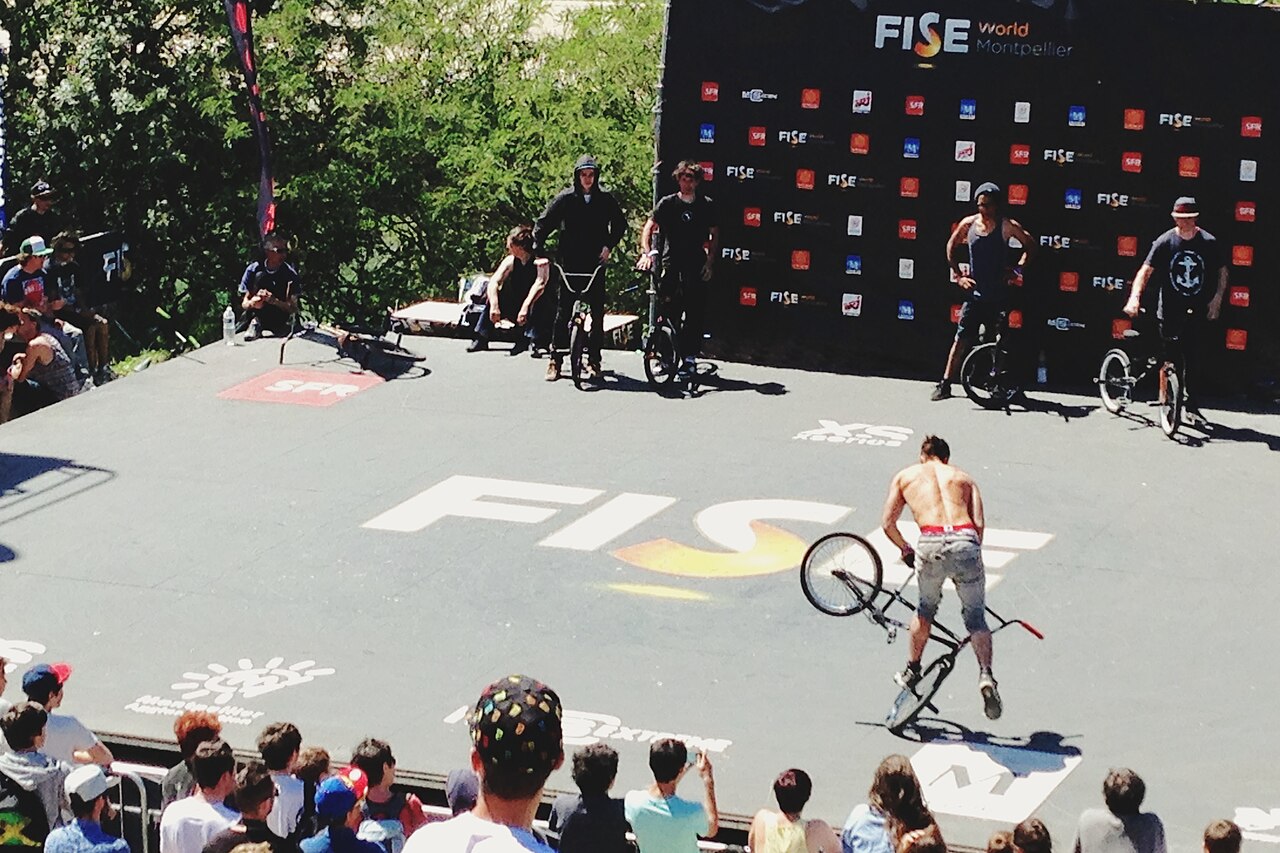Rider BMX en wheelie sur la scène du FISE Montpellier
