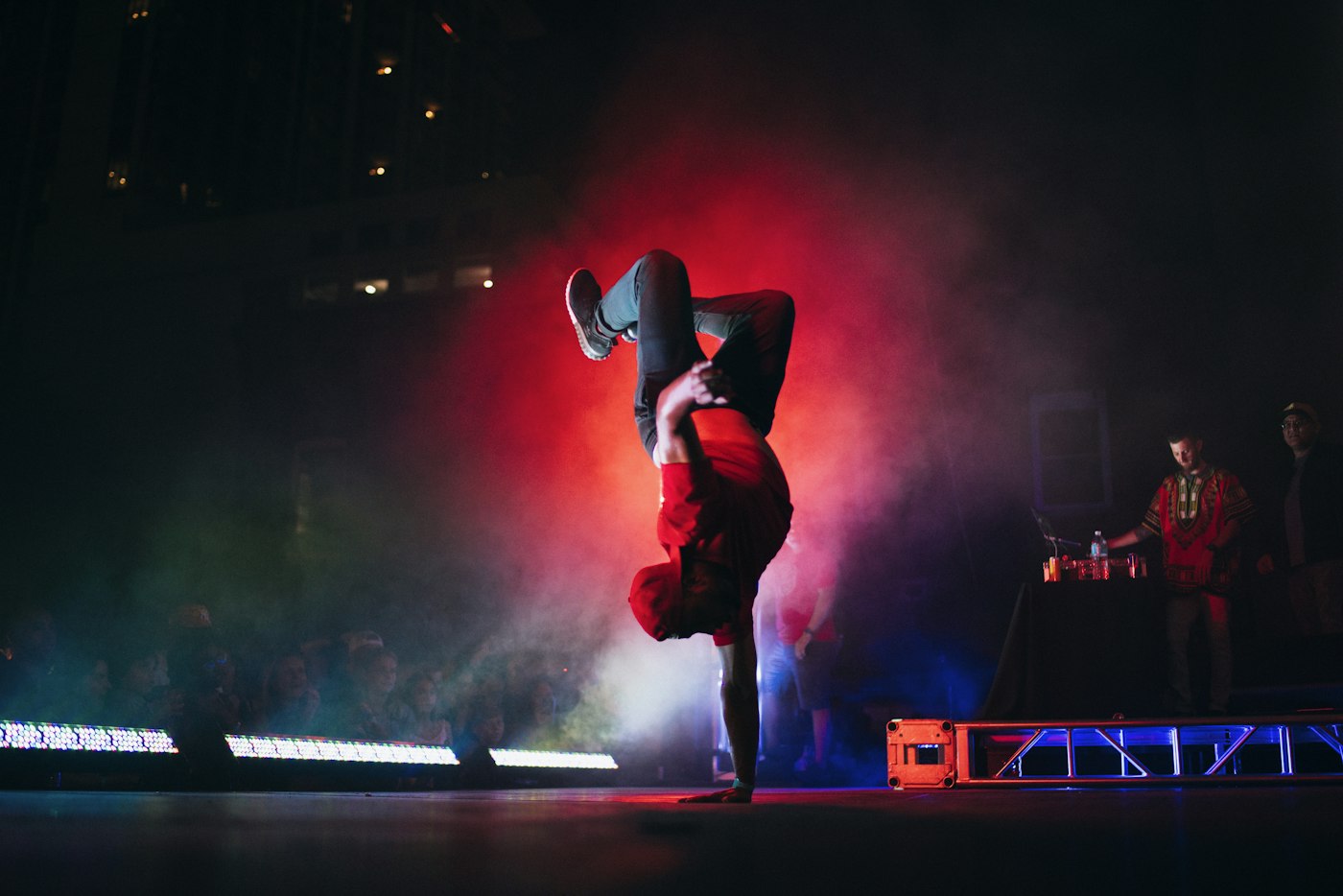 Danseur en équilibre sur une main, scène rouge