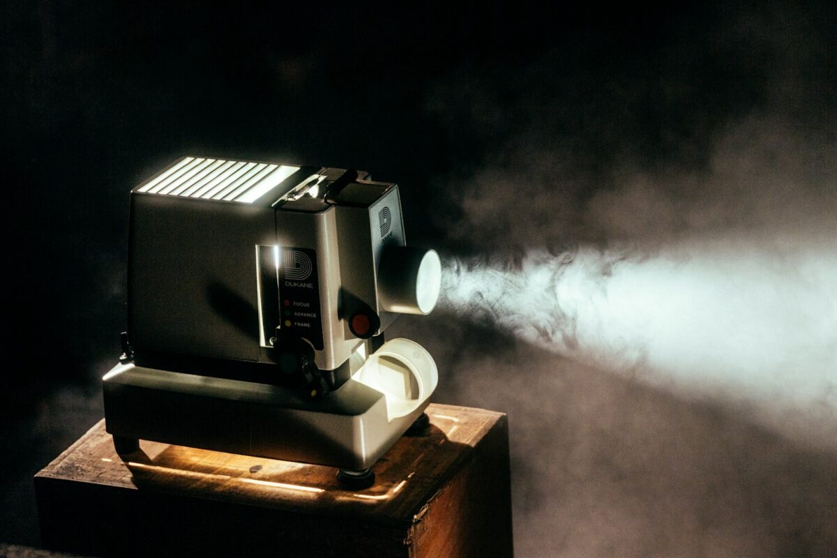Projecteur allumé, faisceau dans la fumée