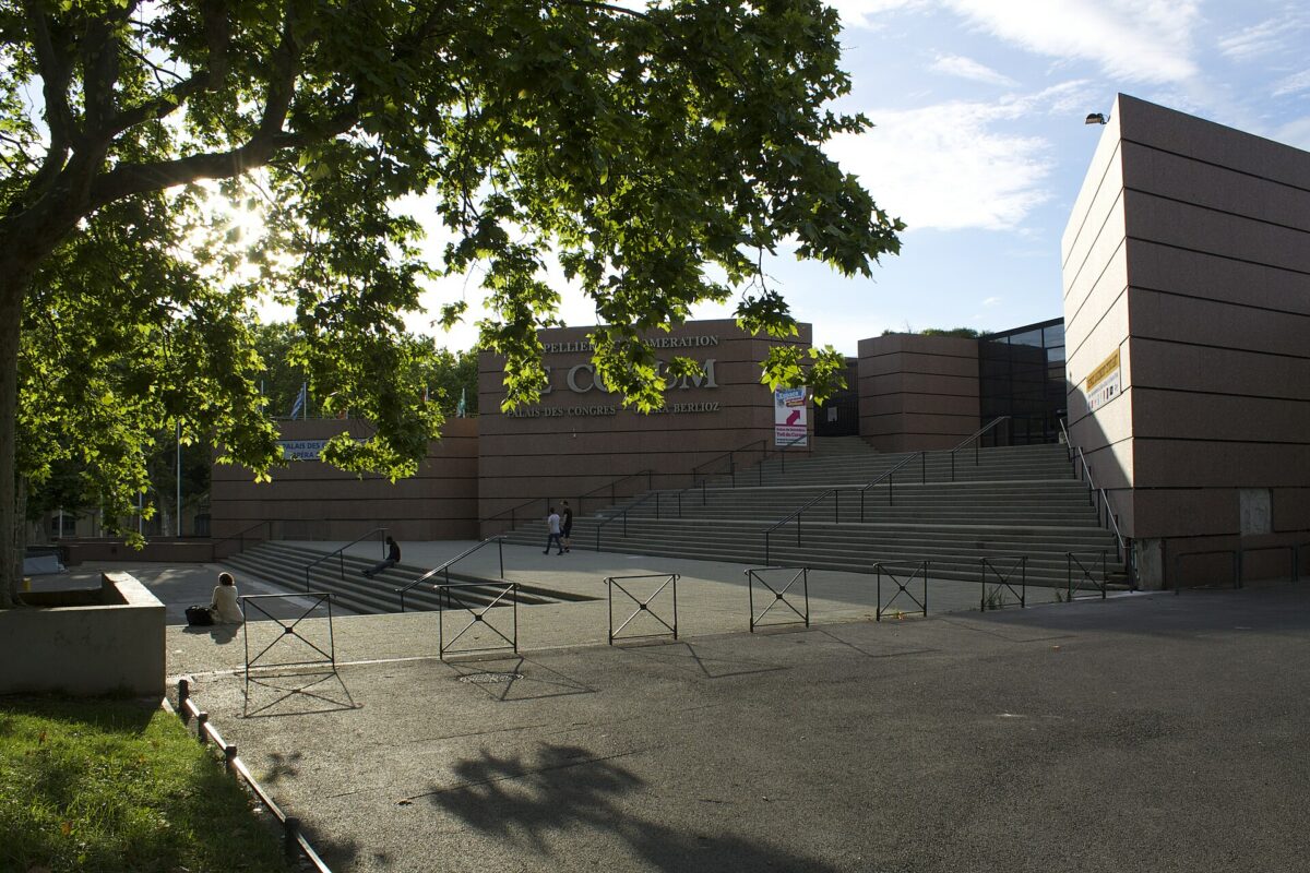 Entrée du Corum et escaliers sous les arbres