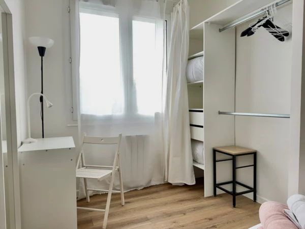Coin bureau et penderie dans chaque chambre — La Perle des Aubes